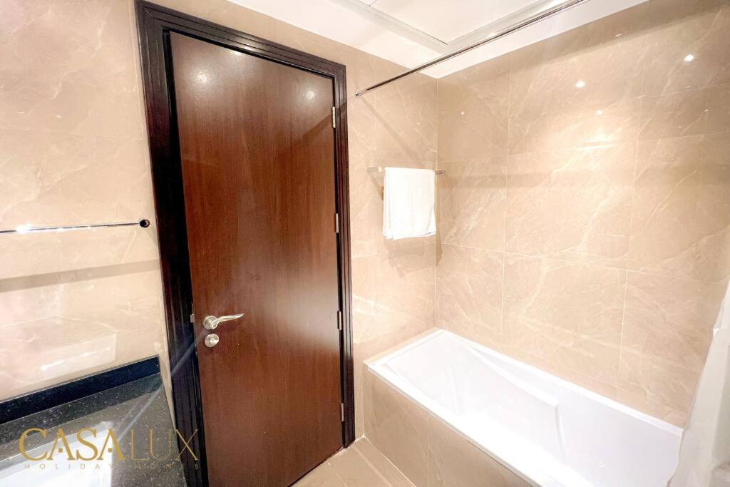Lovely Big Studio W/ Burj Khalifa View In Downtown 두바이 외부 사진