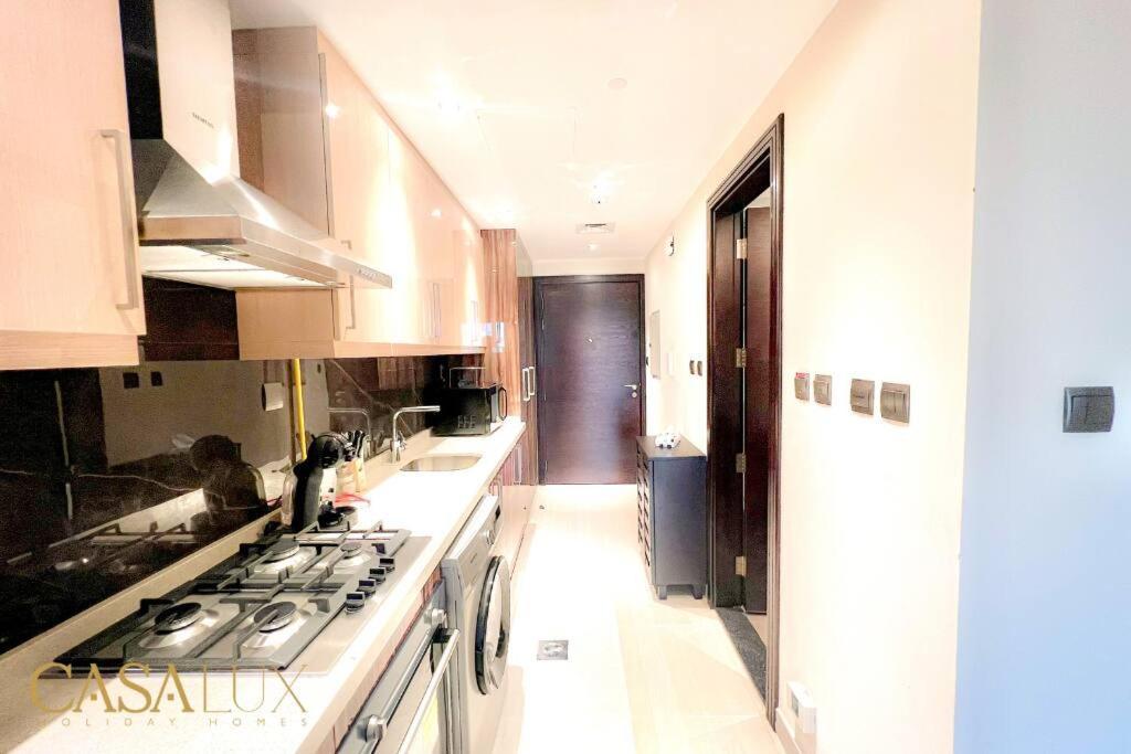 Lovely Big Studio W/ Burj Khalifa View In Downtown 두바이 외부 사진