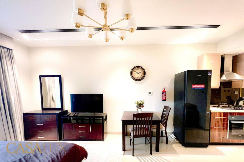 Lovely Big Studio W/ Burj Khalifa View In Downtown 두바이 외부 사진