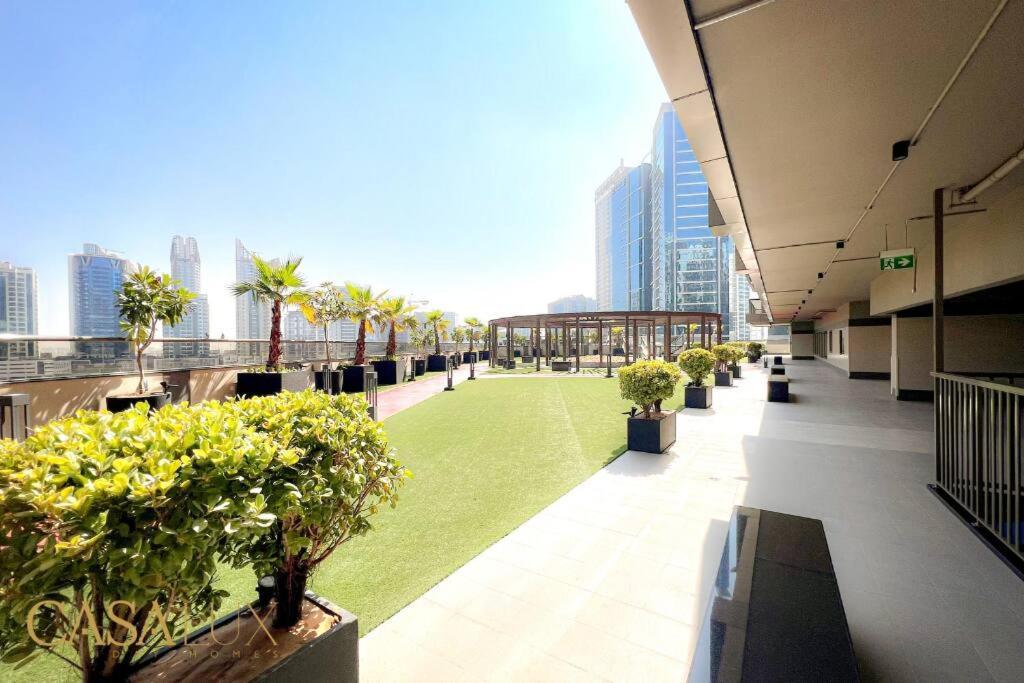 Lovely Big Studio W/ Burj Khalifa View In Downtown 두바이 외부 사진