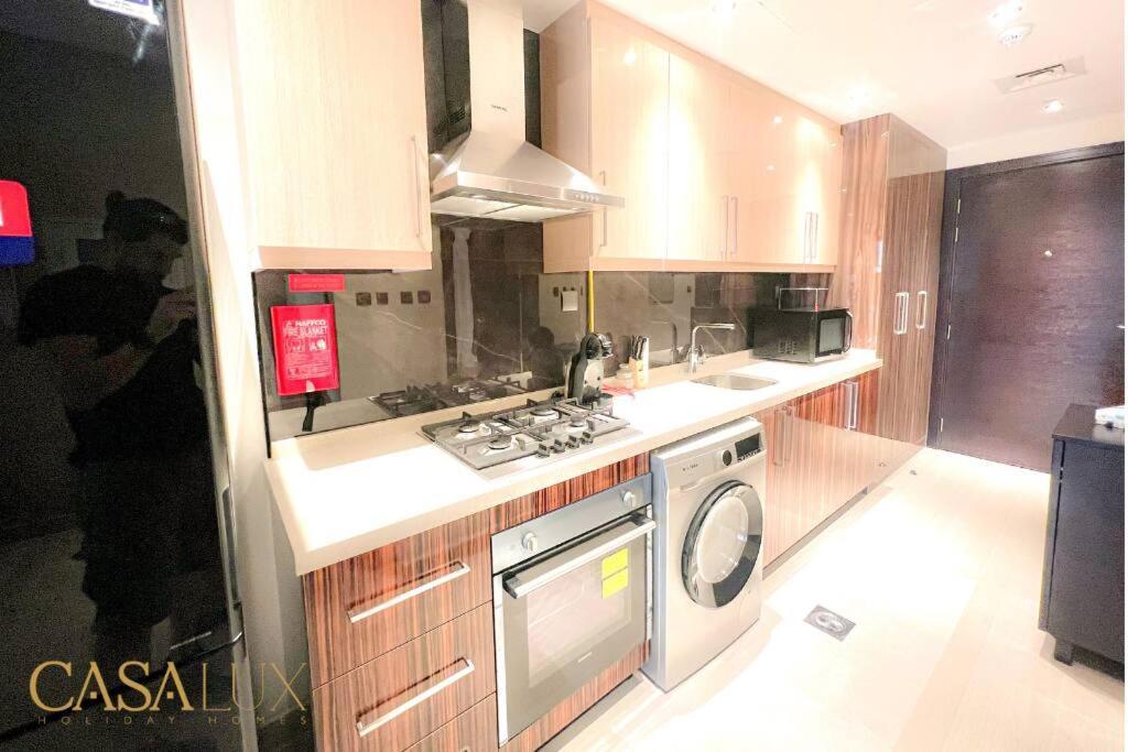 Lovely Big Studio W/ Burj Khalifa View In Downtown 두바이 외부 사진